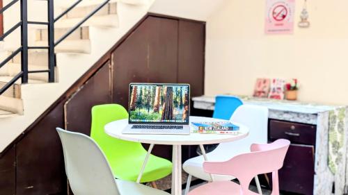 スラバヤにあるGreen Surabaya Homey Syariahのテーブルと椅子(ノートパソコン付)