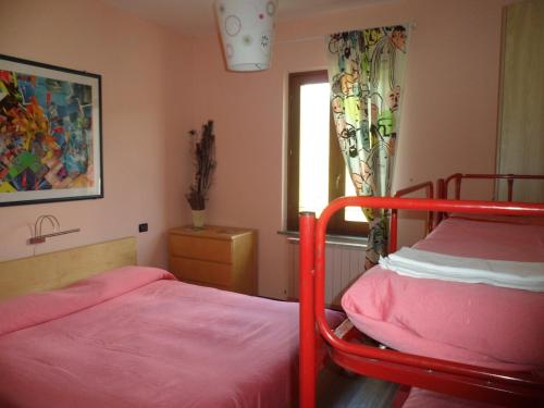 1 dormitorio con 2 literas y ventana en Il Casale del Vento, en Campodonico