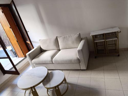 un salon avec un canapé et une table dans l'établissement Studio Cosy rue Thiers avec Terrasse, à Avignon