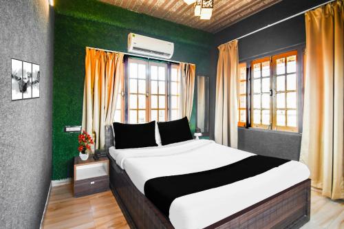 Postel nebo postele na pokoji v ubytování Super Hotel O Champasari Siliguri formerly Four Fox Suits