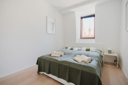 4 BR Penthouse - WHIRLPOOL - ZENTRAL - KÜCHE - WIFI - KAFFEE - GERÄUMIG - TERRASSE - PARKHAUSにあるベッド