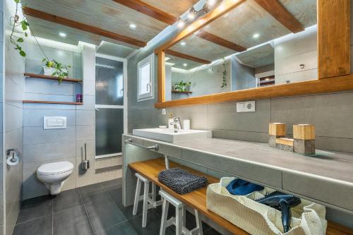 a bathroom with a sink and a toilet at Villa Buganvilla en Salobreña in Salobreña