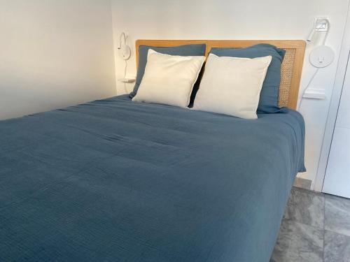 En eller flere senge i et værelse på L'Astrolabe - Studio - refurbished - seaside