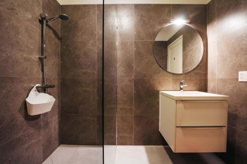 Mas Bango K1 A Peaceful Waterfront Condo in Jan Thielにあるバスルーム