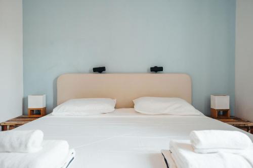 Mas Bango K1 A Peaceful Waterfront Condo in Jan Thielにあるベッド