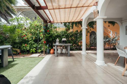 Mas Bango K1 A Peaceful Waterfront Condo in Jan Thielにある庭
