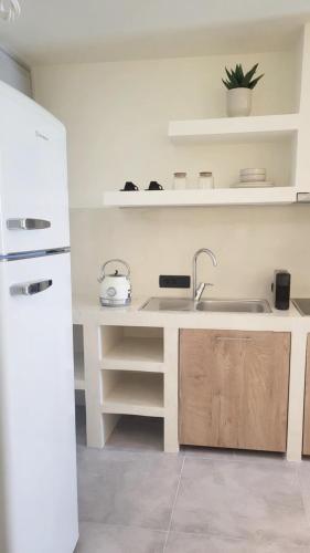 Cuisine ou kitchenette dans l'établissement Maeva Suites Santorini