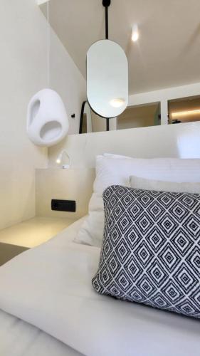 Un ou plusieurs lits dans un hébergement de l'établissement Maeva Suites Santorini