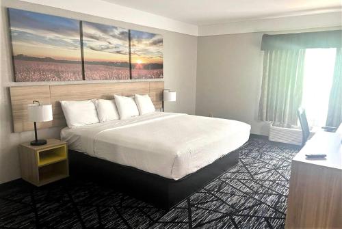 Postel nebo postele na pokoji v ubytování Days Inn by Wyndham Denham Springs-Baton Rouge East