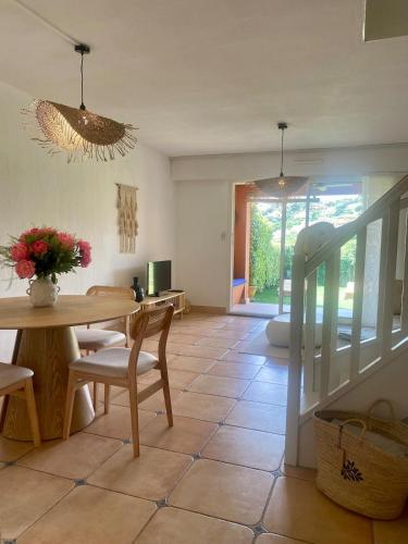 Villa nichée sur golf & piscine