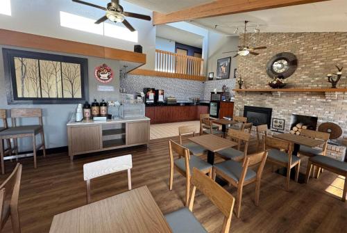 Køkken eller tekøkken på AmericInn by Wyndham Albert Lea