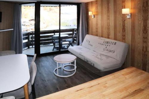 un petit salon avec un canapé et une table dans l'établissement Résidence Les Carlines - 2 pièces 6 personnes vue piste MAE-2284, à Le Mélézet