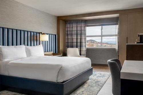 Una cama o camas en una habitación de Doubletree By Hilton West Kelowna