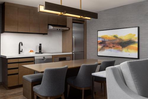Una cocina o cocineta en Doubletree By Hilton West Kelowna
