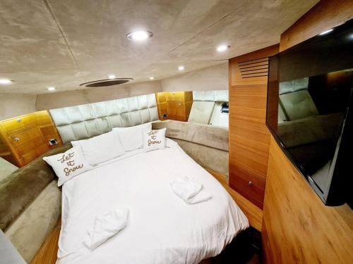 ein Bett auf der Rückseite eines Bootes in der Unterkunft Den Den İstanbul in Istanbul