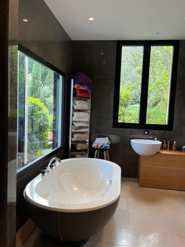 La grande salle de bains est pourvue d'une grande baignoire et d'un lavabo. dans l'établissement La perle - villa de luxe, à Villefranche-sur-Mer