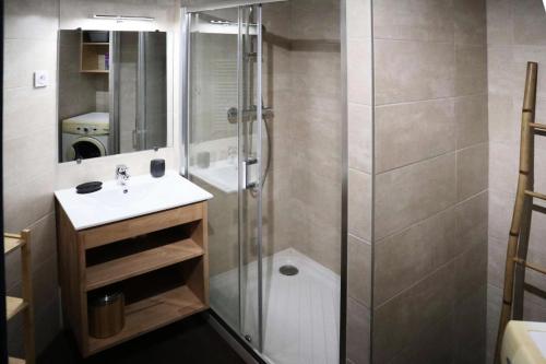 une salle de bain avec une douche, un lavabo et des toilettes dans l'établissement Résidence Les Cembros - E205 LES CEMBROS 1650 MAE-3971, aux Orres