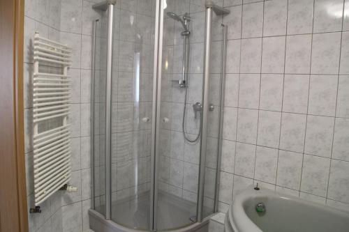 y baño con ducha, bañera y aseo. en Ferienwohnung Vikolisa, en Bad Schonborn