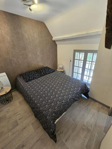 - une chambre avec un lit et une couette noire dans l'établissement Malouinette, à Saint-Malo