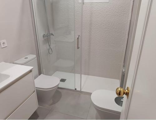 Bilik mandi di Apartamentos Peregrinos