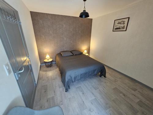 une chambre avec un lit et deux lampes au mur dans l'établissement Malouinette, à Saint-Malo