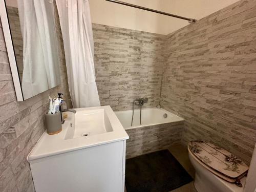 une salle de bain avec un lavabo blanc et une baignoire dans l'établissement 2p calme, parking, proche centre, à Beaulieu-sur-Mer