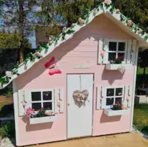 una casetta da gioco rosa con una grande porta di Schöne Ferienwohnung nähe Geiseltalsee a Bad Lauchstädt