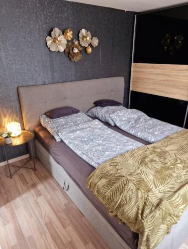 two beds in a room with flowers on the wall at Schöne Ferienwohnung nähe Geiseltalsee in Bad Lauchstädt