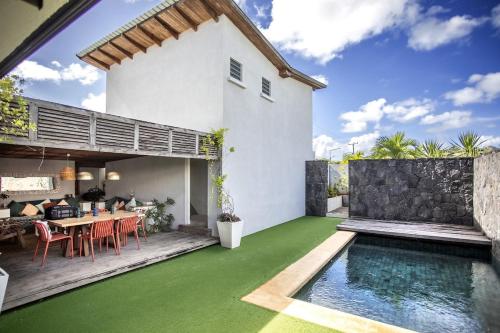Dream home with beach accessの敷地内または近くにあるプール