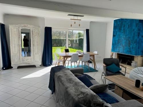 un salon avec un canapé et une table dans l'établissement Les Carrels d'Omaha, à Colleville-sur-Mer