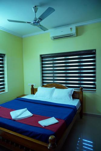 Postel nebo postele na pokoji v ubytování Sree Nandhavanam Homestay