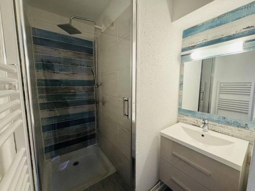 une salle de bain avec une douche, un lavabo et un miroir dans l'établissement Ty Cardinaux, grand studio cabine, terrasse, jardin, tennis, à Quiberon