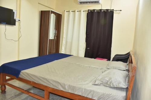 Postel nebo postele na pokoji v ubytování Hotel Dwarka Gauri