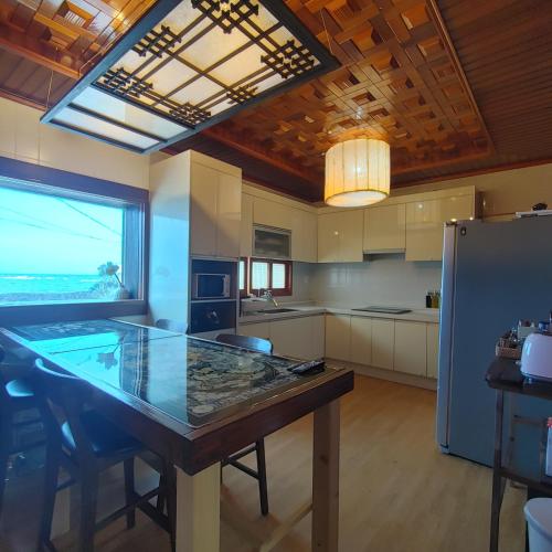 Kuchyň nebo kuchyňský kout v ubytování Gimnyeong Home