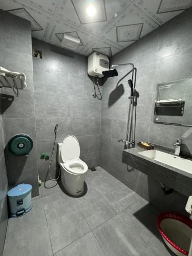 a bathroom with a toilet and a sink at Hue Vinh Hotel in Thương Xà (2)