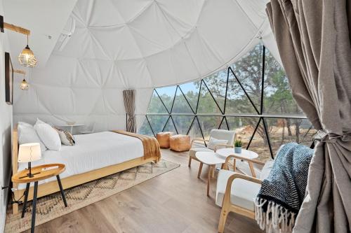 Una cama o camas en una habitación de Unforgettable Glamping Adventure in a Big Geodome in Wimberley, TX
