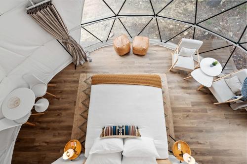 Un lugar para sentarse en Unforgettable Glamping Adventure in a Big Geodome in Wimberley, TX
