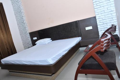 Una cama o camas en una habitación de Banshidham Dharmasala