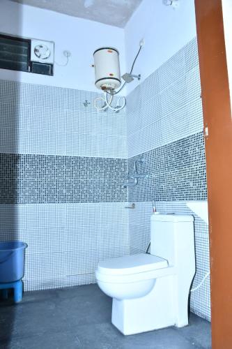 Un baño de Banshidham Dharmasala