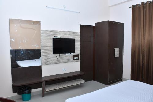 Una cama o camas en una habitación de Banshidham Dharmasala