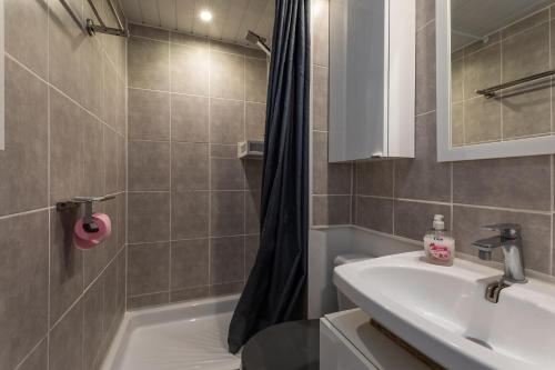 une salle de bain avec un lavabo, des toilettes et une douche dans l'établissement Résidence Dom - 3min à pied de la Plage, au Cap d'Agde