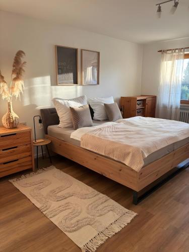 Un dormitorio con una cama grande y una mesa. en Schöne große Wohnung - Top Lage, en Ravensburg
