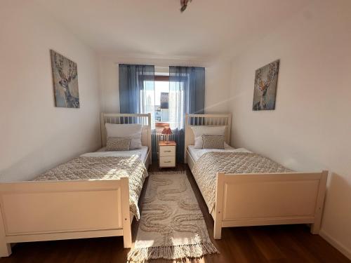 Un dormitorio con dos camas y una ventana. en Schöne große Wohnung - Top Lage, en Ravensburg