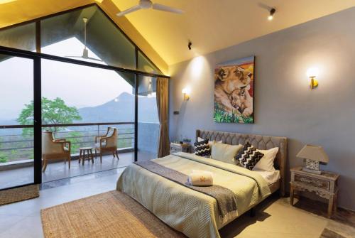 Ένα ή περισσότερα κρεβάτια σε δωμάτιο στο SaffronStays Antaraa