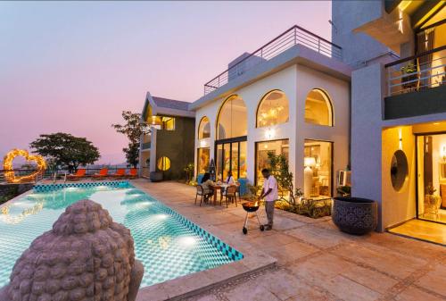 Πισίνα στο ή κοντά στο SaffronStays Antaraa