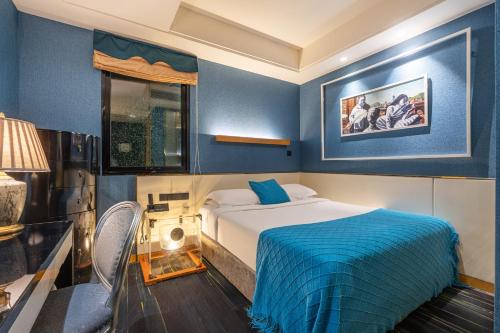 Ένα ή περισσότερα κρεβάτια σε δωμάτιο στο WISDOM Boutique Hotel Near the National Bird's Nest National ConventionCentre and Olympic Forest Park Just a 5-minute walk from Line 15's Anli Lu Subway Easy access tothe airport