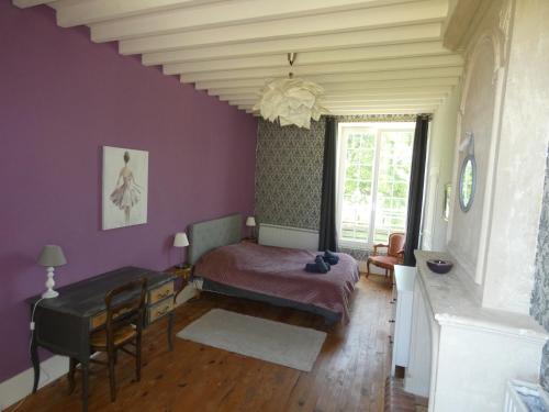 een kamer met een bed, een tafel en een raam bij Gîte de la Ferme Feugère in Barbeville