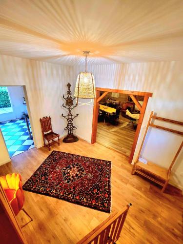 - un salon avec un tapis sur du parquet dans l'établissement PEACE & PINK Maison zen & Cocon stylé a 5 mn des vagues de Wimereux, à Maninghen-Henne