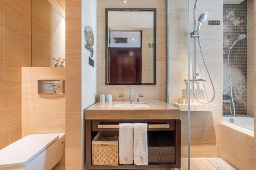 Koupelna v ubytování WISDOM Boutique Hotel Near the National Bird's Nest National ConventionCentre and Olympic Forest Park Just a 5-minute walk from Line 15's Anli Lu Subway Easy access tothe airport