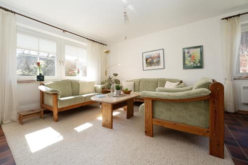 un soggiorno con un divano e un tavolo di Stephan a Petersdorf auf Fehmarn